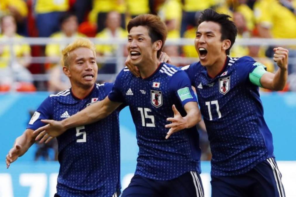 Yuya Osako (centro) celebrando el gol de la victoria de Japón con sus compañeros. Foto AFP