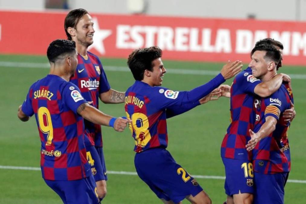 Messi siendo felicitado por sus compañeros luego del marcar el 2-1 del Barcelona.