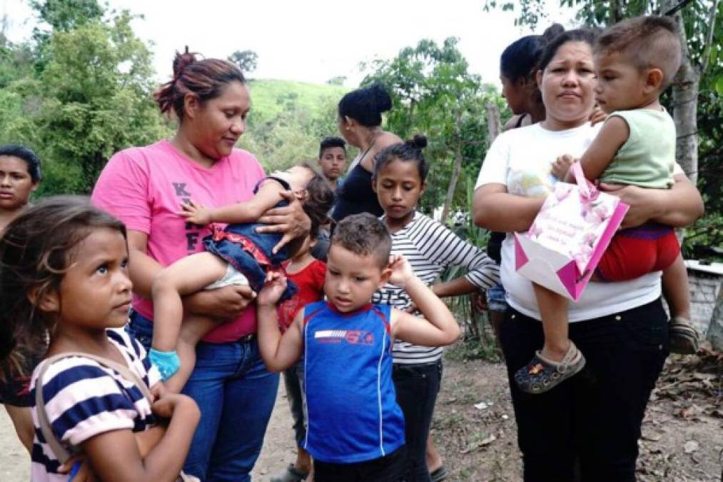 Fuera de peligro se encuentran cuatro menores que fueron aplastados por una de las paredes de su casa en la aldea Copén, sector de El Boquerón de San Pedro Sula, norte de Honduras. Los heridos son Josué Ramos (8), Ellis Ramos (6), Yariely Ramos de 1 año y Angie Ramos (17), tía de los niños. Según versiones, los cuatro menores estaban viendo televisión en la sala de su casa al mediodía del lunes cuando una de las paredes de su casa, construida con tierra, piedras y caña brava, colapsó sobre ellos.