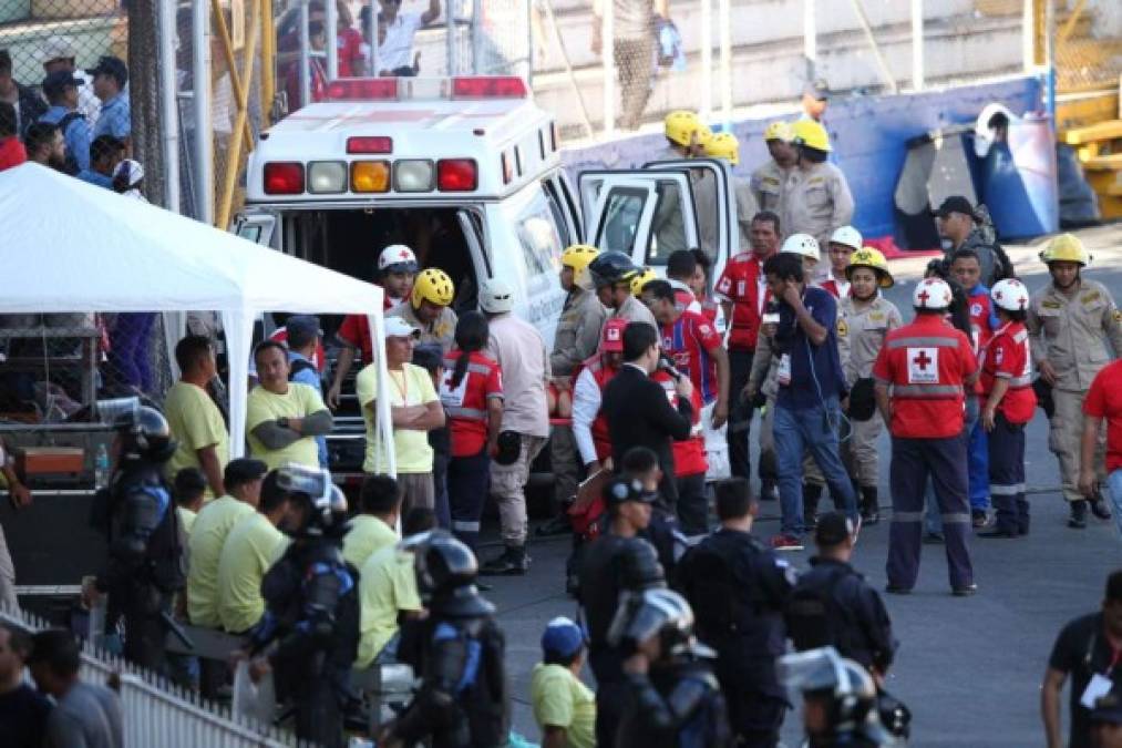 Un aficionado sufrió un percance antes del inicio del partido y tuvo que recibir asistencia médica en la pista olímpica del estadio Nacional.