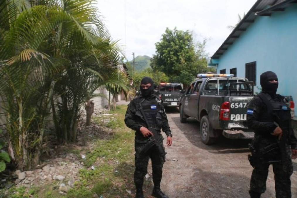 Medicina Forense realiza el levantamiento de los cadáveres.