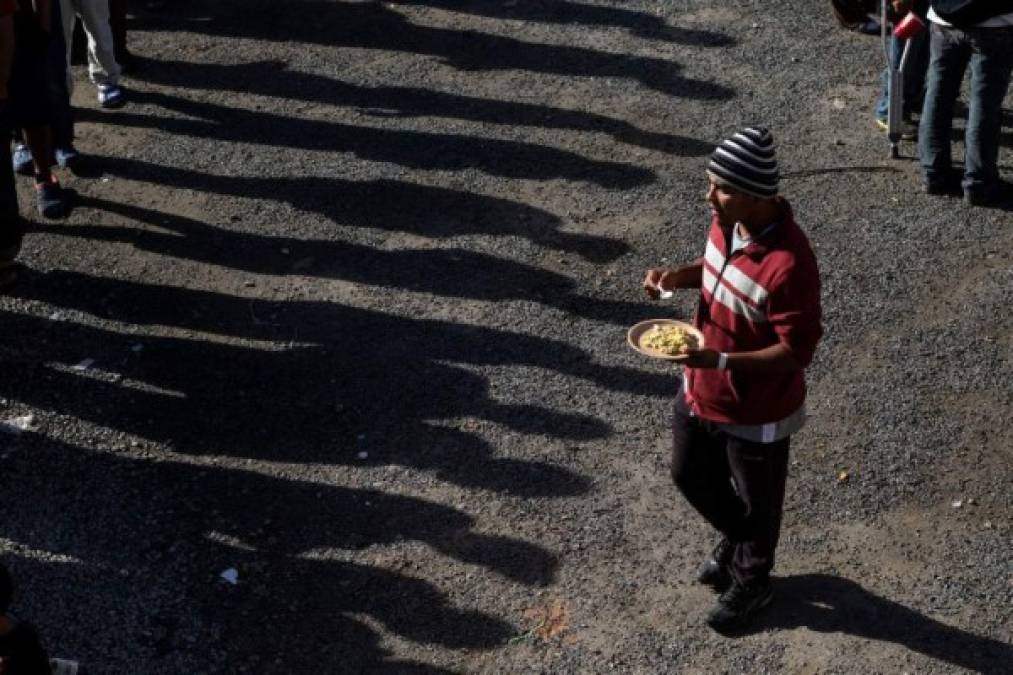 Los miles de migrantes centroamericanos llevan tres semanas viviendo en condiciones de hacinamiento en este refugio improvisado a la espera de solicitar asilo a las autoridades estadounidenses.