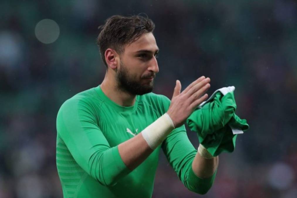 La Juventus de Turín quiere firmar a uno de los porteros con mayor proyección del mundo. Se trata de Gianluigi Donnarumma, que con tan sólo veinte años es un arquero consolidado en la Serie A. <br/><br/>Según Calcio Mercato, la Juventus prepara una oferta para convencer al portero, y no escatimarán en gastos para lograrlo. De entrada, pagarían 50 millones de euros para comprar al jugador, que dejaría el AC Milan para incorporarse a la disciplina del vigente campeón del scudetto. En segundo lugar, han puesto sobre la mesa de Donnarumma nueve millones de euros anuales como sueldo.