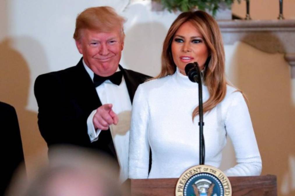 Melania exhibió su nueva imagen en el tradicional baile del Congreso en la Casa Blanca, donde sirvió como anfitriona junto al mandatario estadounidense para los congresistas que se despiden de la Cámara Baja y los que tomarán posesión en Enero próximo.