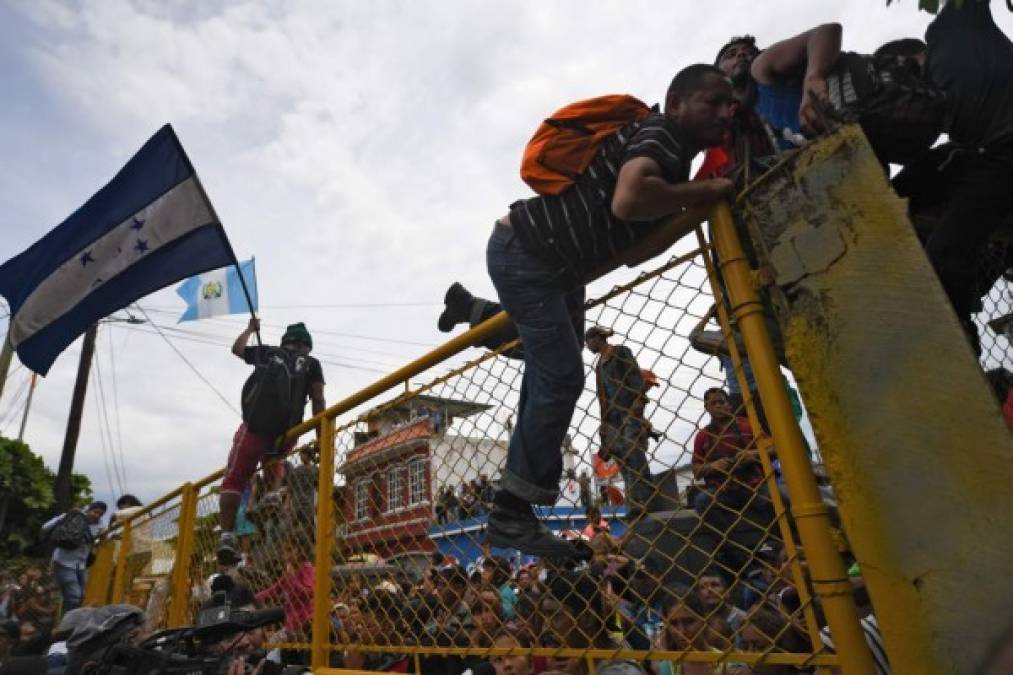 Los migrantes hondureños también se saltaron el cerco para ingresar a México. Foto AFP