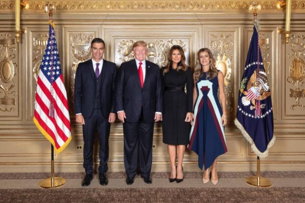 Sánchez y su esposa fueron invitados a una recepción con Donald y Melania Trump en Nueva York con motivo de la 73 Asamblea General de la ONU. Para el evento, Begoña optó por un diseño de Delpozo, una de las marcas favoritas de Melania, que optó por dejar el protagonismo a la española luciendo un sobrio atuendo.