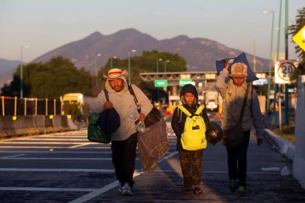 En tanto que el gobierno de Estados Unidos ha cerrado parcialmente con barricadas y alambres de púas las garitas de San Ysidro y Otay Mesa, del estado de California.