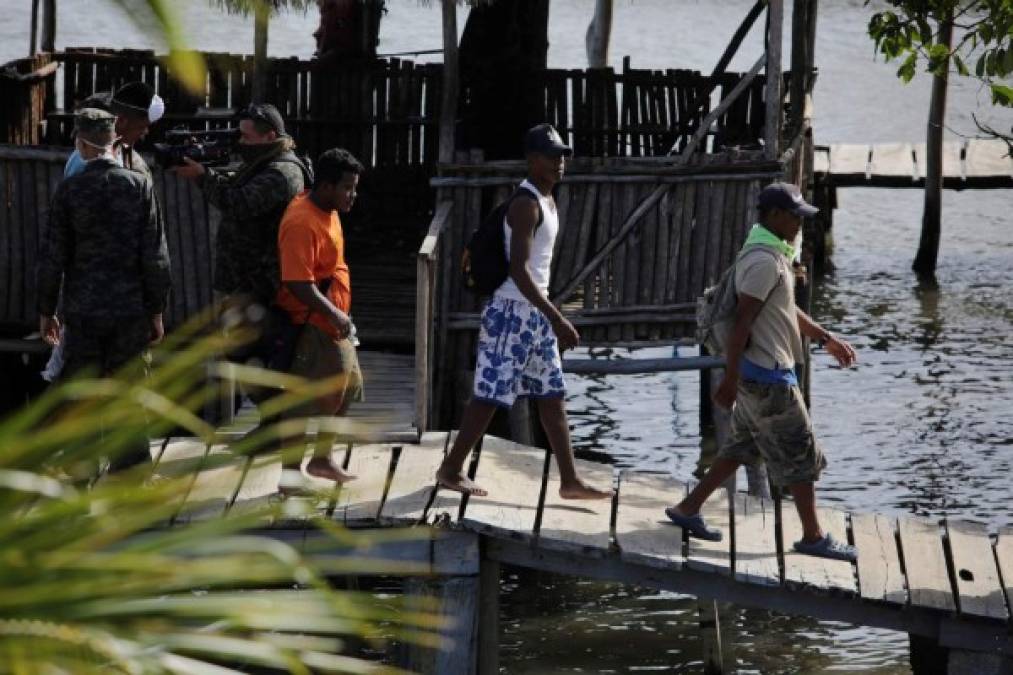 Sobrevivientes de un accidente de barco llegan este jueves a la Base Naval de Caratasca, Puerto Lempira, en el departamento Gracias a Dios (Honduras). EFE