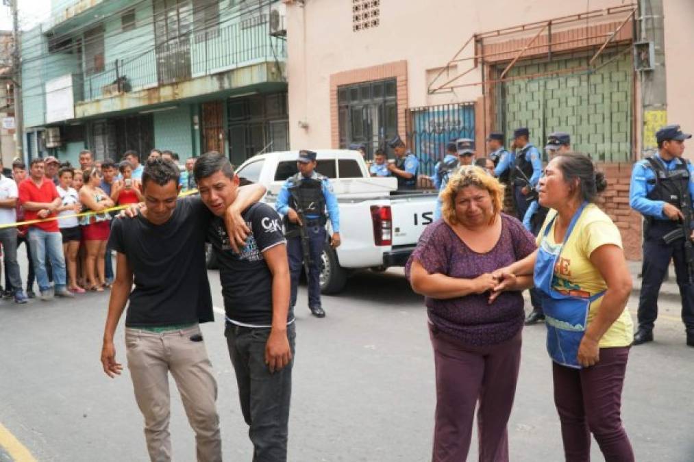 Varias personas manifestaron que el joven Portillo era quien apoyaba todos los días a su madre en la venta de comida, actividad que les ayudaba a subsistir.