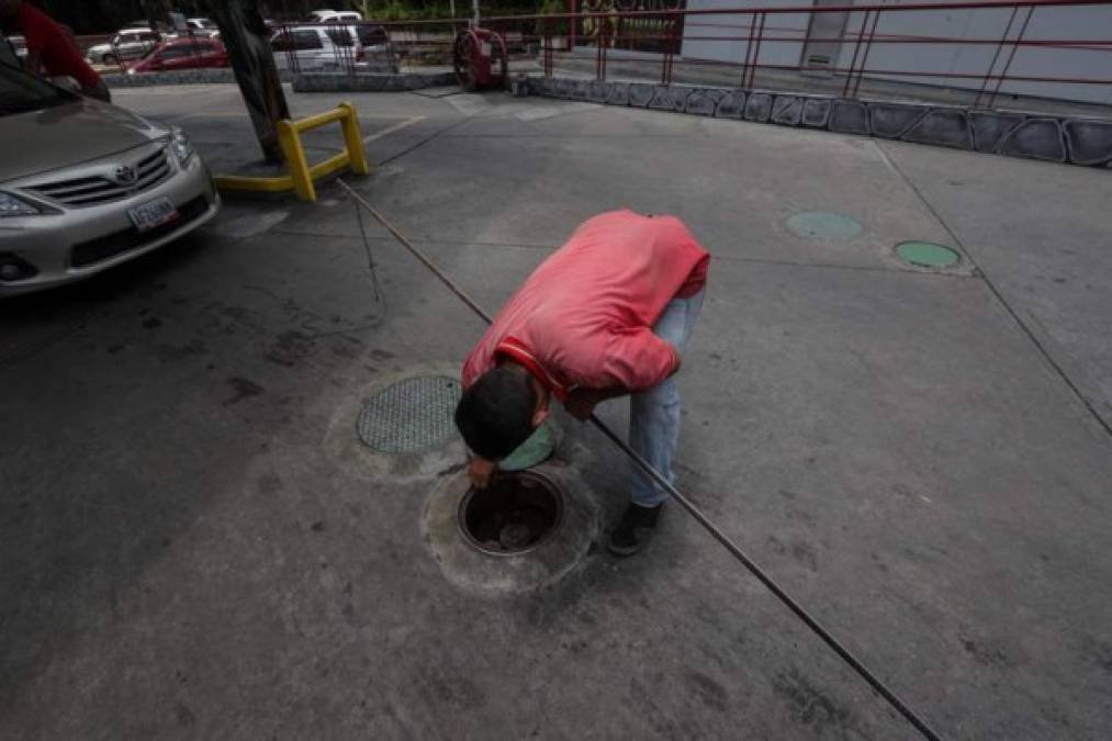 La escasez de gasolina llama a las puertas del país con las mayores reservas petroleras del mundo. Kilométricas filas se registran en las afueras de las estaciones de servicio en varias zonas de Venezuela, que ha visto desplomarse su producción y refinación de crudo en medio de la peor crisis en su historia reciente.