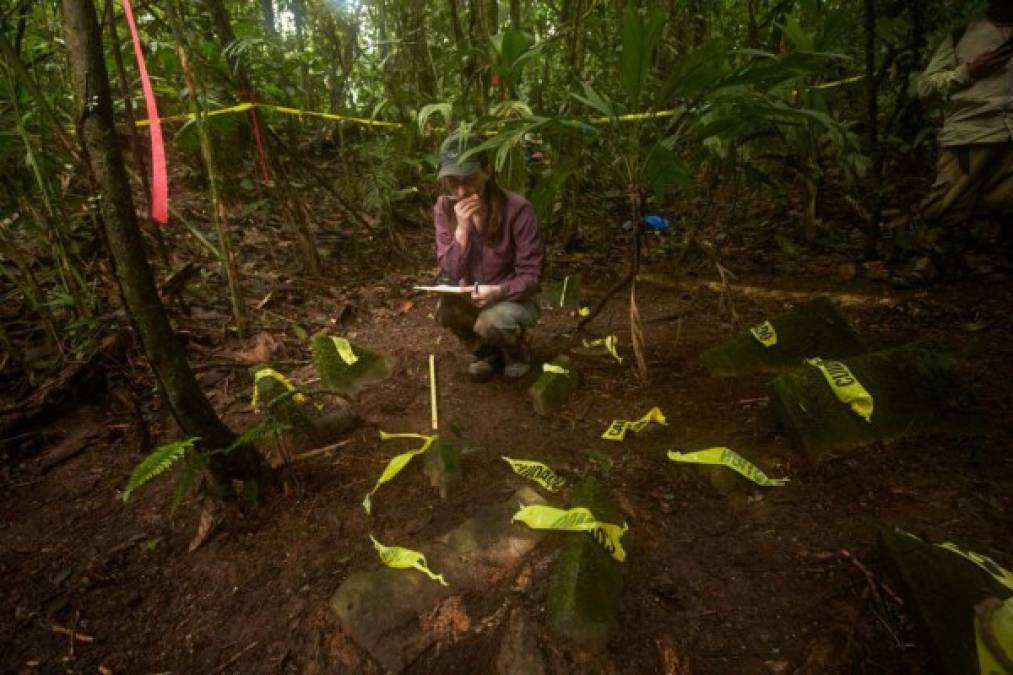 Anna Cohen, una estudiante de posgrado de antropología de la Universidad de Washington, documenta un alijo de más de 50 piezas arqueológicas en la selva de La Mosquitia. Foto National Geographic.