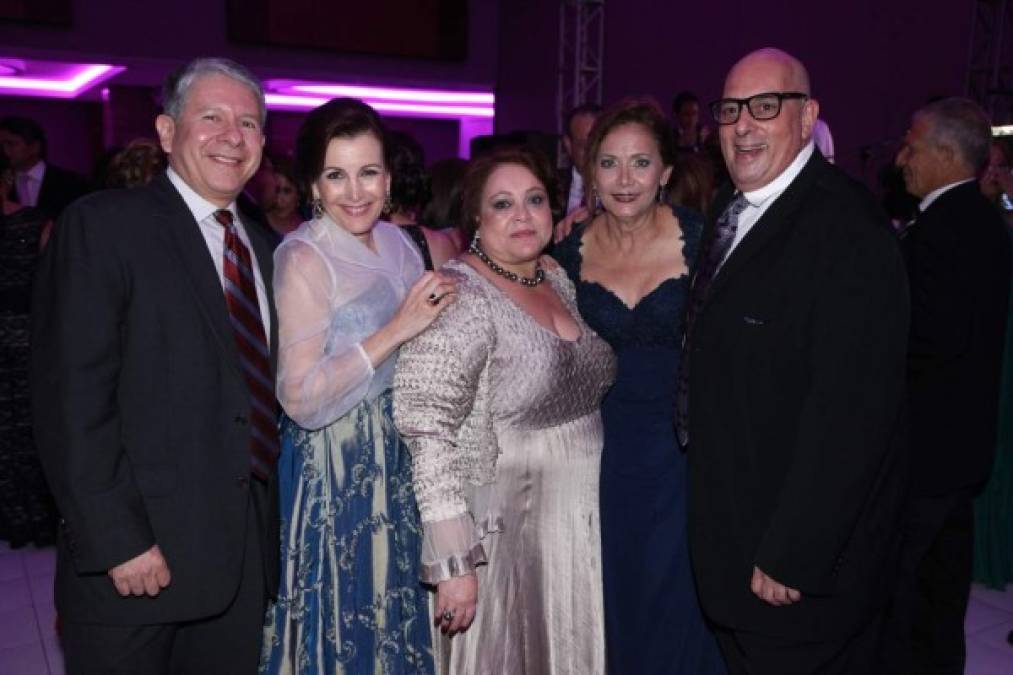 AMISTAD PURA. José Luis e Ivonne Ramírez con Linda Mejía, Aracely Castillo y Miguel Canahuati.