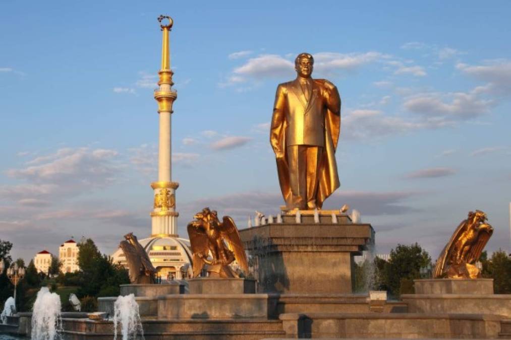 El presidente de Turkmenistán, Kurbanguly Berdymujamedov, se mandó hacer a sí mismo una estatua de seis metros, chapada en oro de 24 quilates.