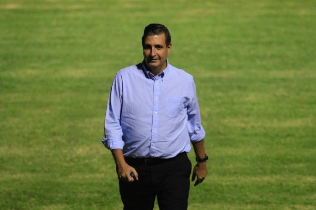 Jorge Salomón, presidente de la Comisión Normalizadora de la Fenafuth, visitó a los seleccionados y se hizo presente al estadio Nacional de Tegucigalpa.