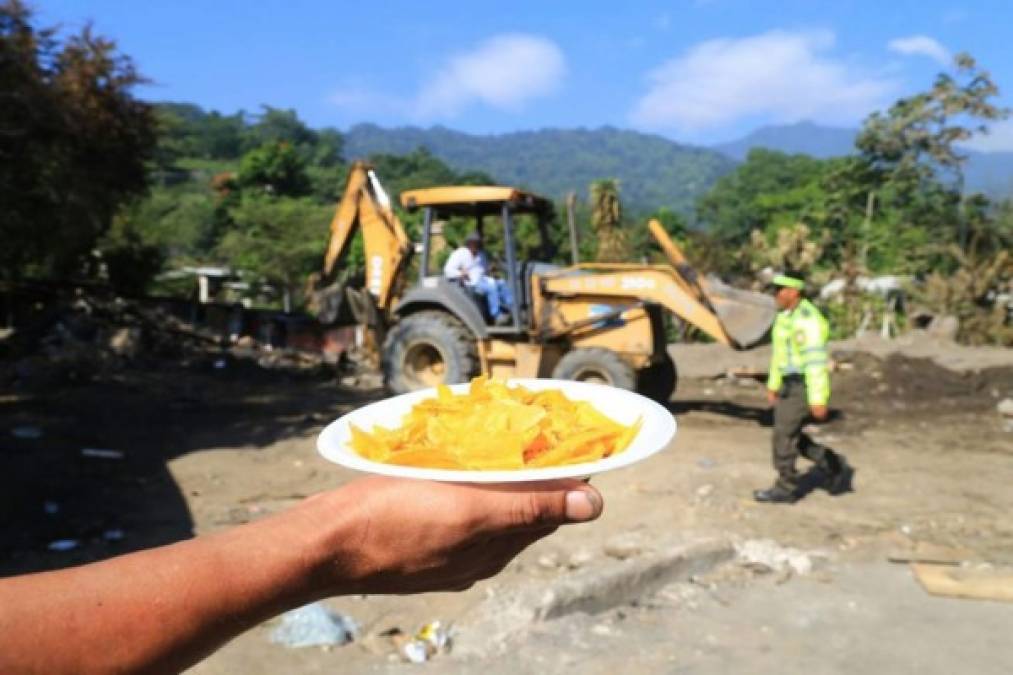 Comida entre otros donativos recibieron los damnificados.