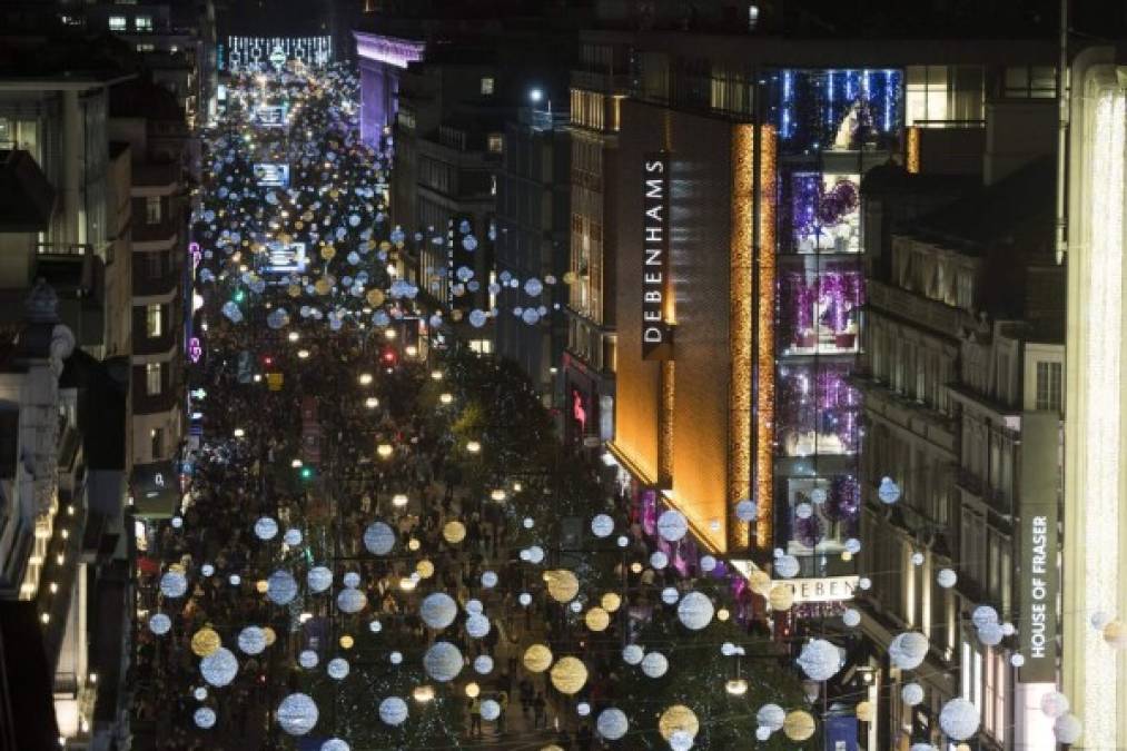 Londres. Navidad en Oxford. La calle comercial más transitada de Europa fue iluminada con 750 mil luces led para esta Navidad.