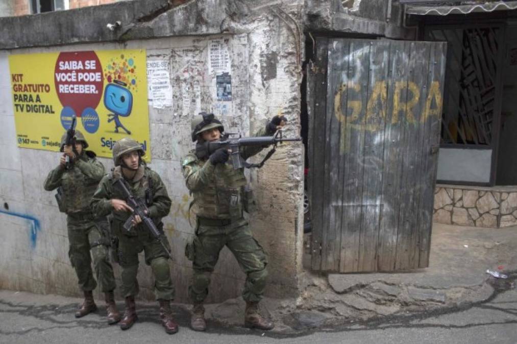 BRASIL. Ofensiva militar en las favelas. Mil militares fueron desplegados en las favelas de Río de Janeiro tras tiroteos entre facciones que luchan por el control del tráfico de drogas.