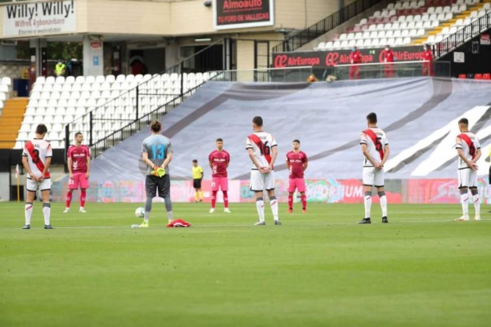 Jugadores de Rayo Vallecano y Albacete guardaron un minuto de silencio en memoria de las víctimas por el coronavirus COVID-19, antes de su encuentro en el Estadio de Vallecas (Madrid).