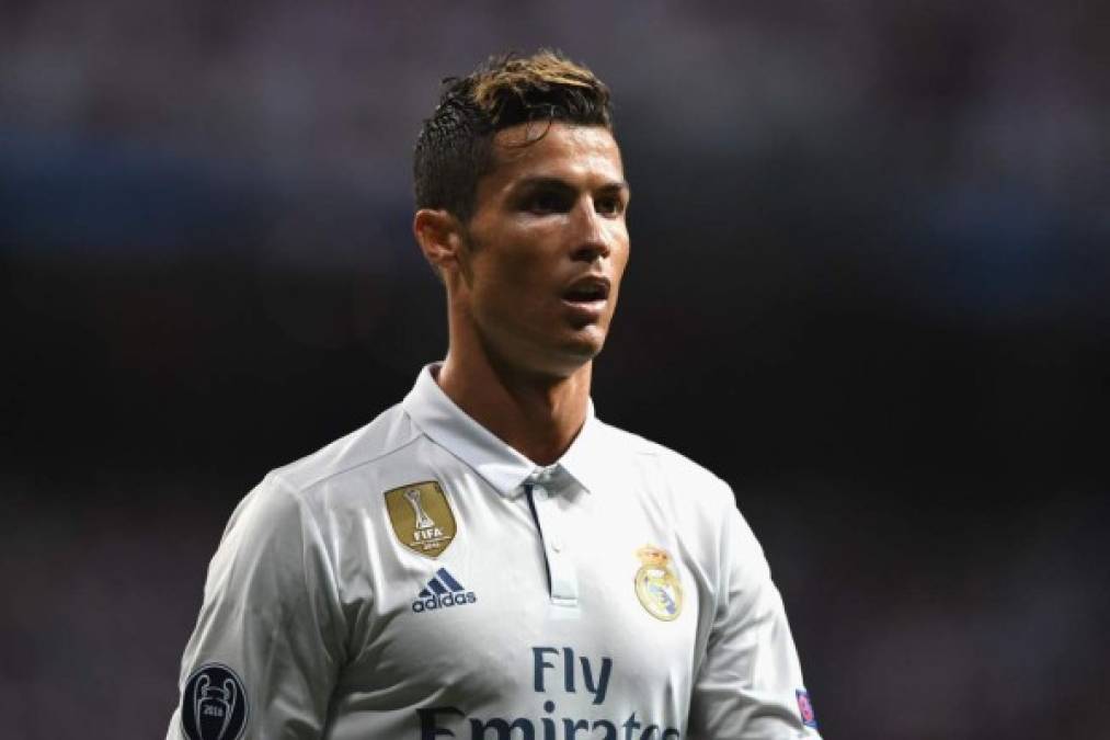 El diario lusitano A Bola paralizó el mundo del fútbol con una exclusiva de que Cristiano Ronaldo está descontento en España, y que no quiere jugar más en el Real Madrid.CR7 tiene 32 años, y podría buscar nuevos retos en Premier con el Manchester United o en Ligue 1 con el Paris Saint-Germain.