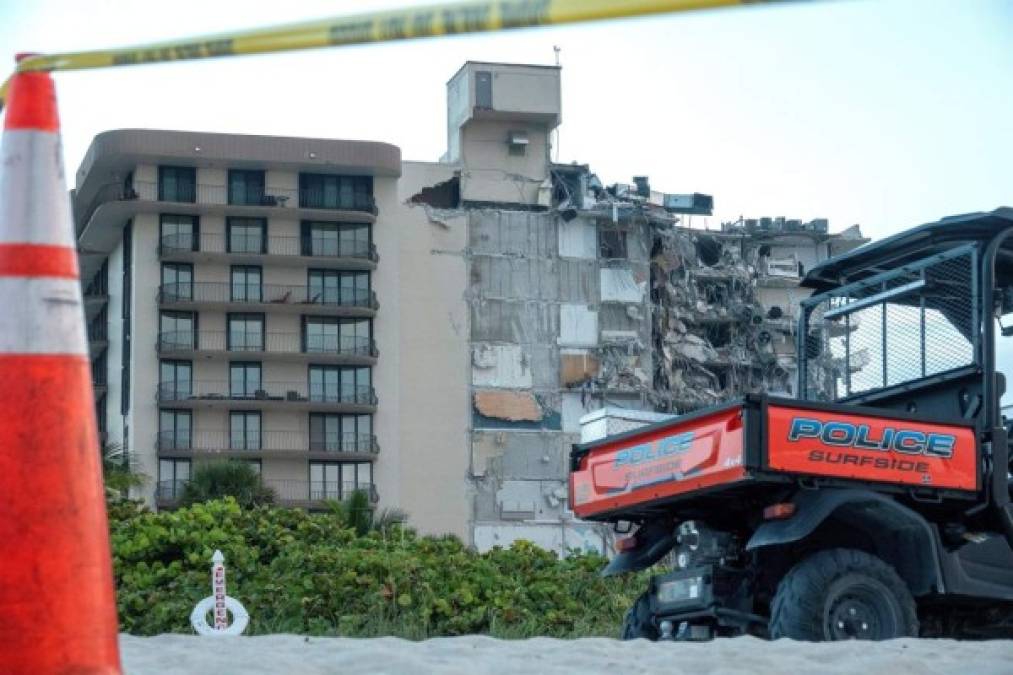 Imágenes de video mostraban una importante porción del edificio, en la ciudad de Surfside, justo al norte de Miami Beach, reducida a escombros y con el interior de los apartamentos a la vista.
