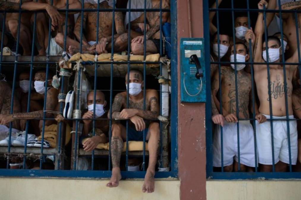 Members of the MS-13 and 18 gangs remain in overcrowded cells at the Quezaltepeque prison, in Quezaltepeque, El Salvador, on September 4, 2020. - Authorities from the General Directorate of Penal Centres (DGCP) visited three Salvadorean prisons, some of maximum security, to check the situation of inmates and carry out searches amid the COVID-19 novel coronavirus pandemic. (Photo by Yuri CORTEZ / AFP)