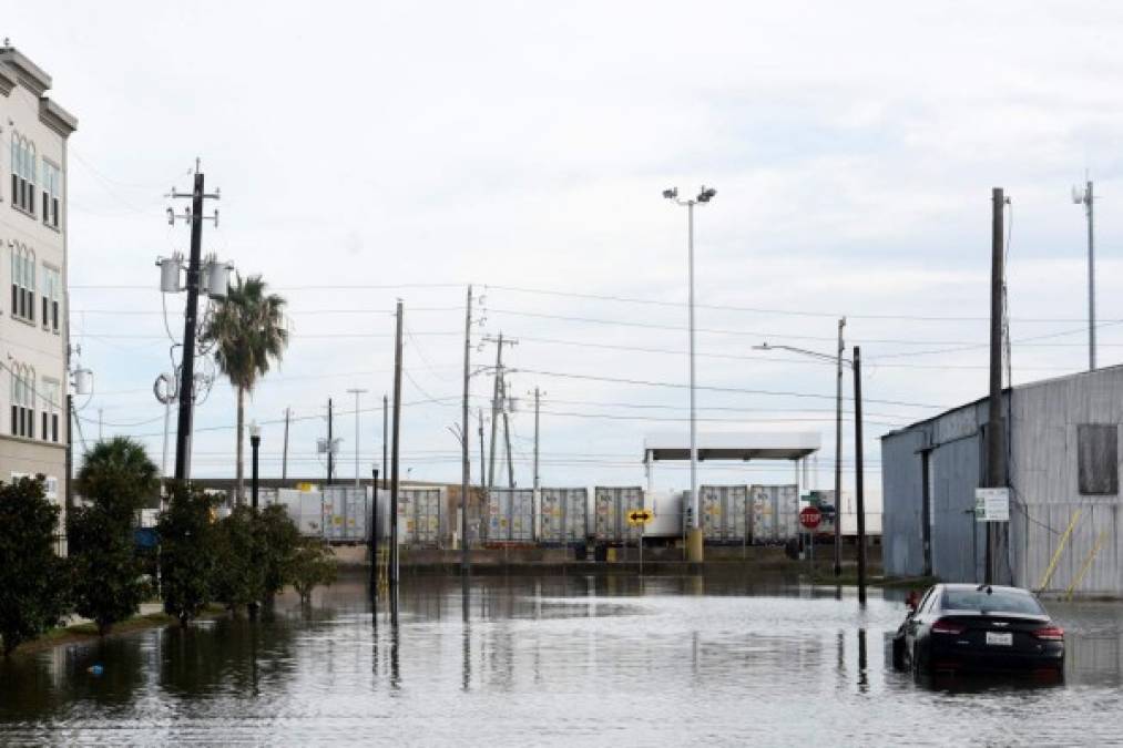 Las autoridades advirtieron a los ciudadanos a tener cuidado con las inundaciones derivadas de Laura.