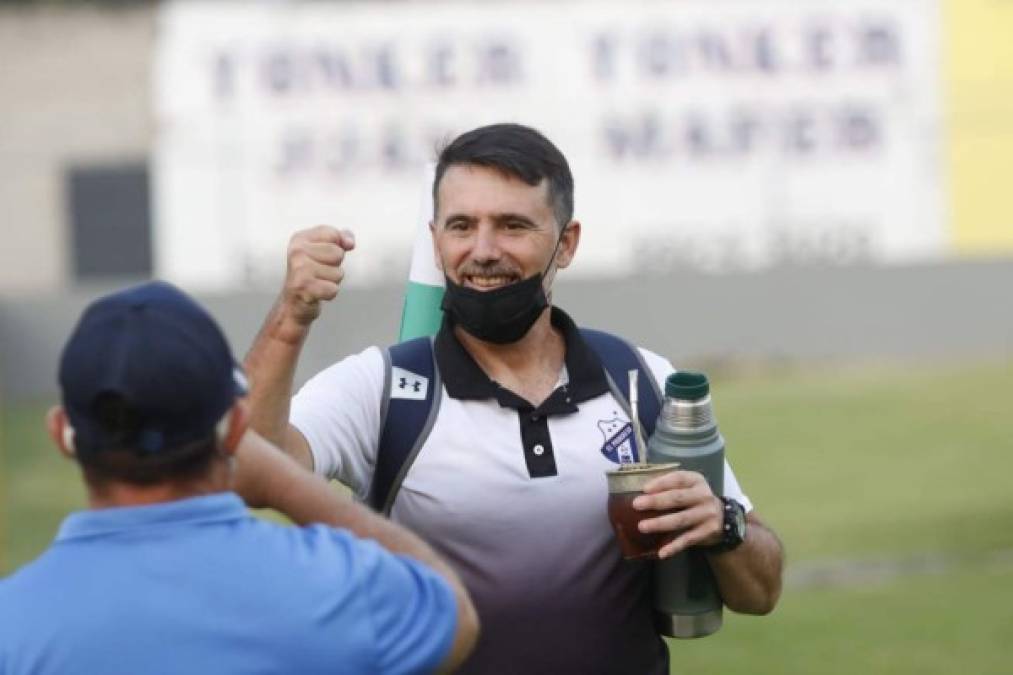 Fernando Araújo, técnico del Honduras Progreso, llegó temprano al estadio Humberto Micheletti y con su respectivo mate.