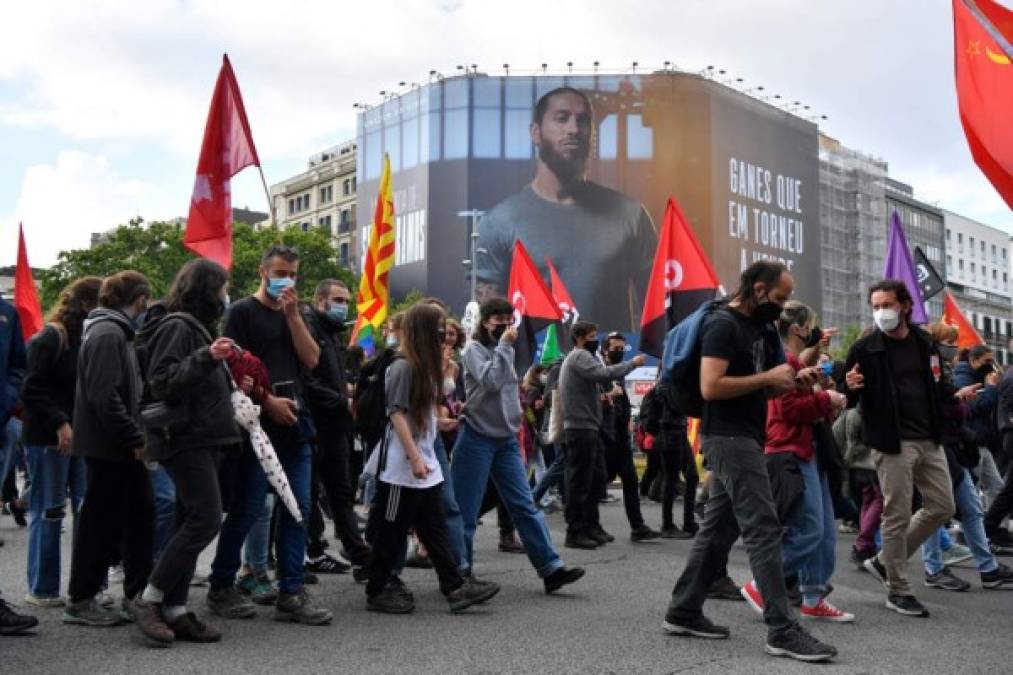 ESPAÑA: Las manifestaciones por el 1 de mayo volvieron a recorrer las calles después de que el año pasado no pudieran celebrarse por la pandemia, pero lo hicieron de forma atípica por la limitación de participantes y con una inusual presencia de representantes del Gobierno.