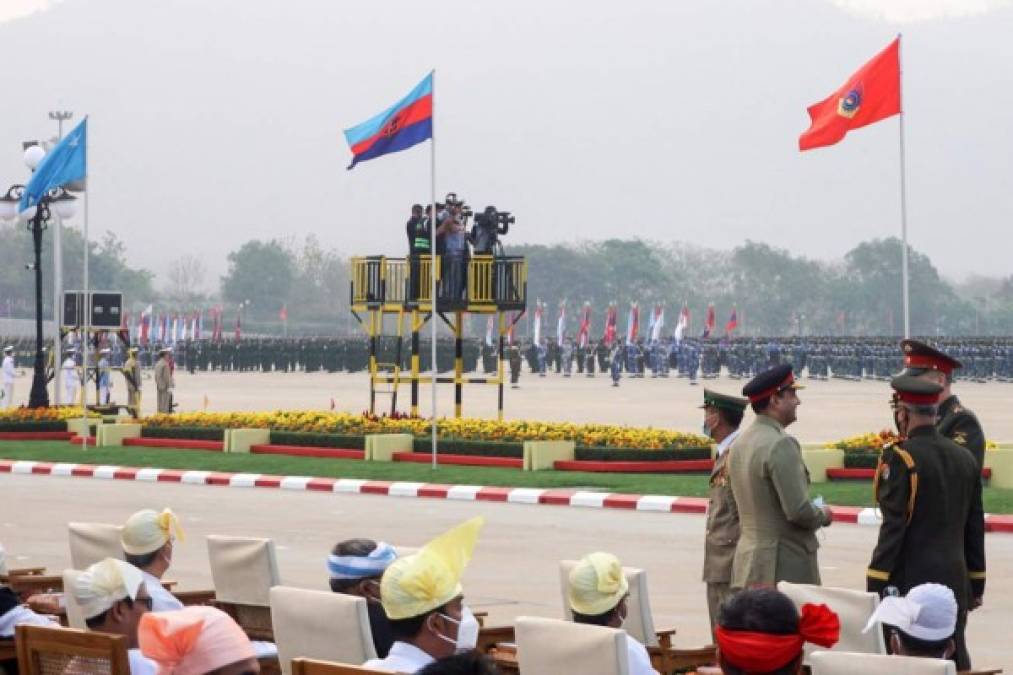 Miles de soldados, así como tanques, misiles y helicópteros desfilaron en una gran explanada de la capital, Naipyidó, frente a los generales y sus escasos invitados, entre ellos las delegaciones rusa y china, países que no han condenado el golpe. Foto AFP