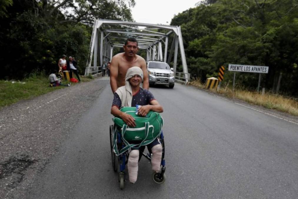 El migrante hondureño Nery Maldonado busca el sueño americano junto a su amigo Omar Orellana que empuja su silla de ruedas hacia la frontera con México.