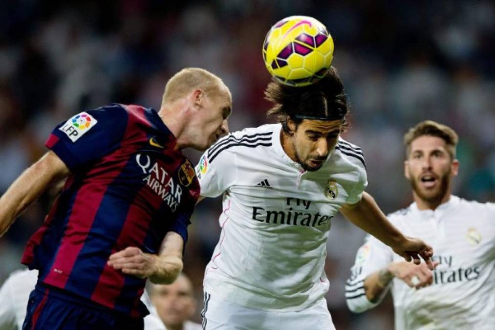 Sami Khedira le gana el balón en el área a Jérémy Mathieu.