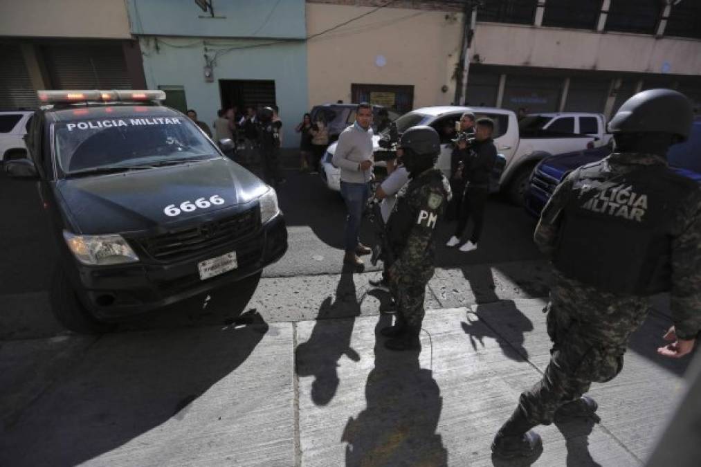 TG38. TEGUCIGALPA (HONDURAS), 28/02/2018.- Militares hondureños montan guardia en el edificio de la Agencia Técnica de Investigación Criminal (ATIC), en Comayagüela, donde se mantiene detenida a la ex primera dama de Honduras Rosa Elena Bonilla, esposa del expresidente hondureño Porfirio Lobo (2010-2014), hoy, miércoles 28 de febrero de 2018, en Tegucigalpa (Honduras). Rosa Elena Bonilla, esposa del expresidente hondureño Porfirio Lobo (2010-2014), fue capturada hoy por elementos de la Agencia Técnica de Investigación Criminal (ATIC) en Tegucigalpa por un presunto caso de corrupción. EFE/Gustavo Amador