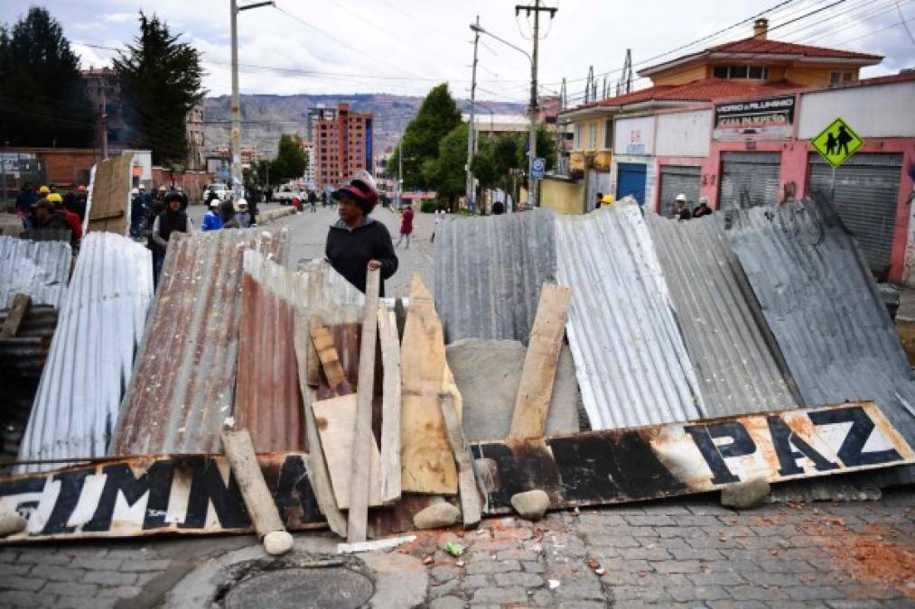 En El Alto las turbas saquearon una feria popular e incendiaron comercios.