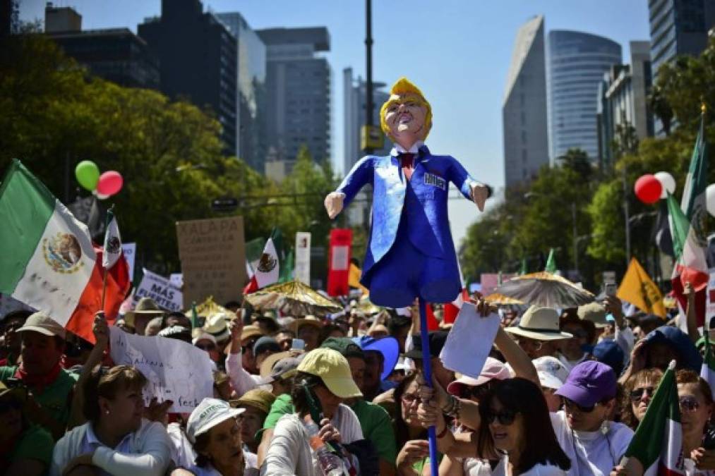 Este monigote mexicano compara a Trump con Hitler.