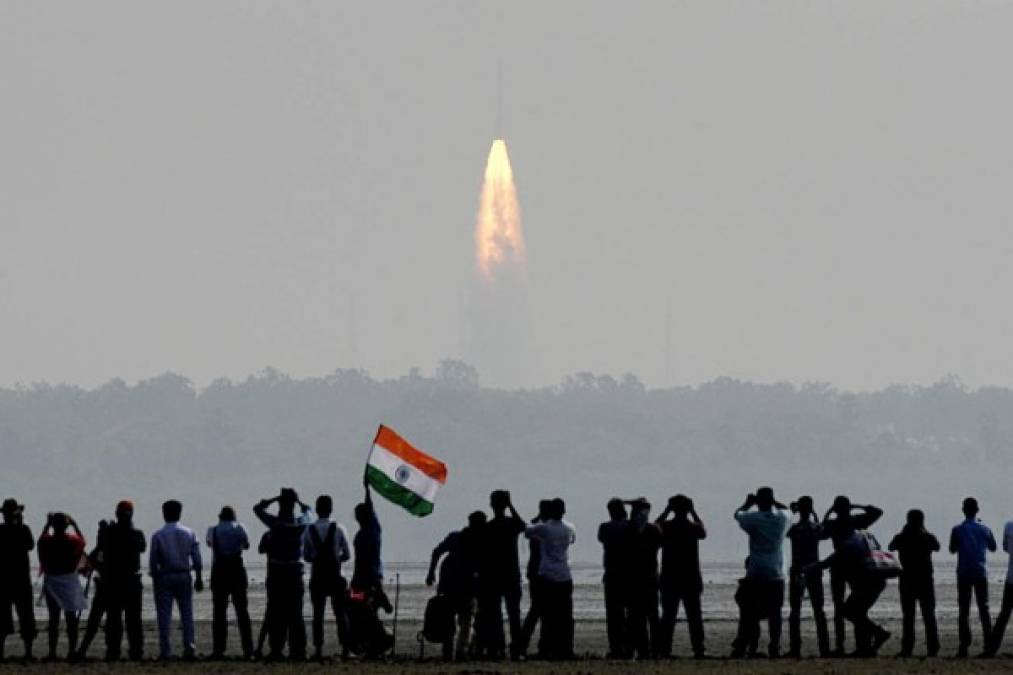 La India lanzó el pasado jueves con éxito al espacio en un solo cohete la cifra récord de 104 satélites de siete nacionalidades diferentes, superando así los 33 enviados por Rusia hace tres años, un nuevo logro para la agencia espacial india que ya consiguió en 2014 colocar una sonda en la órbita de Marte.