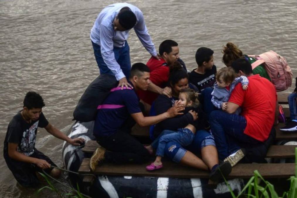 Pese al despliegue militar, los migrantes clandestinos siguen cruzando el río Suchiate en balsas neumáticas para ingresar ilegalmente a territorio mexicano.