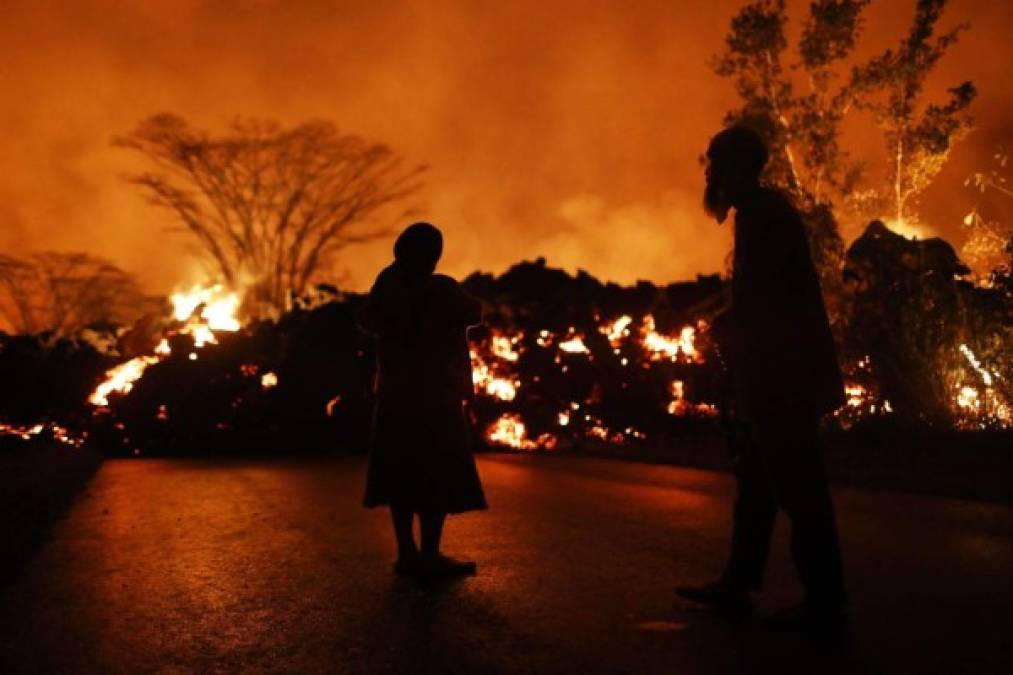 El alcalde Harry Kim escribió en Twitter que 'lava en rápido movimiento de la fisura 20 atravesó la ruta Pohoiki Rd cerca de Malama Ki', por la reserva forestal de Puna. 'Aisló aproximadamente 40 casas en el área' y 'cuatro residentes [fueron] evacuados por helicópteros del condado y la Guardia Nacional'.