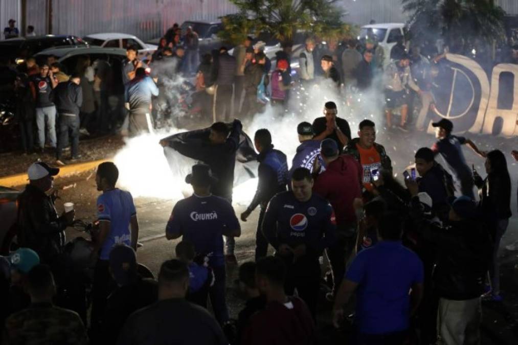 Los aficionados del Motagua se lanzaron las calles de Tegucigalpa para teñir de azul la capital de Honduras celebrando el título que le ganaron al Olimpia.