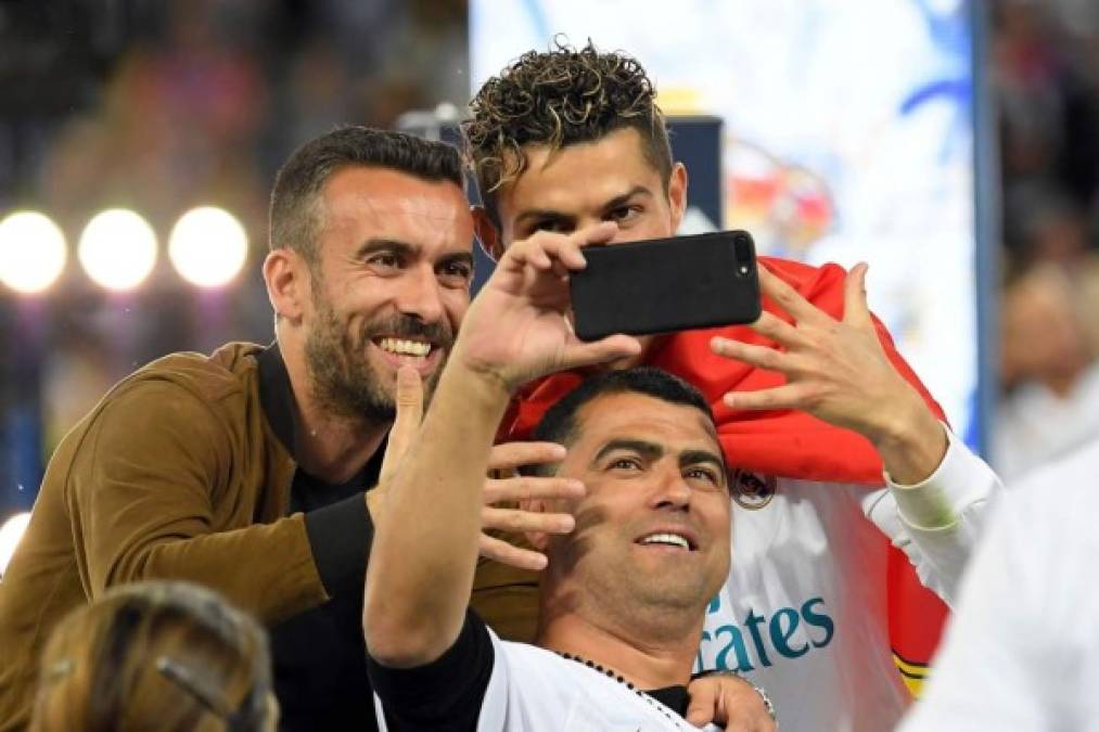 Una selfie de Cristiano Ronaldo con su íntimo amigo Ricardo Regufe y su hermano. Foto AFP