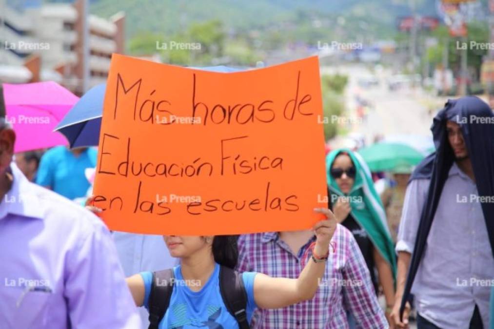 Los docentes portaban pancartas exigiendo mejorar la calidad educativa.