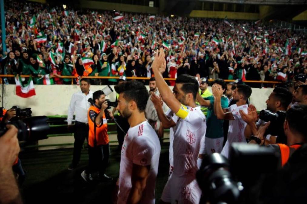 Irán se enfrentó contra Camboya en el estadio Azadi en un partido eliminatorio para la Copa del Mundo de Qatar 2022, pero el duelo cobró una importancia mayor luego que Irán, bajo fuertes presiones de la FIFA, asignó cuatro mil boletos para mujeres.