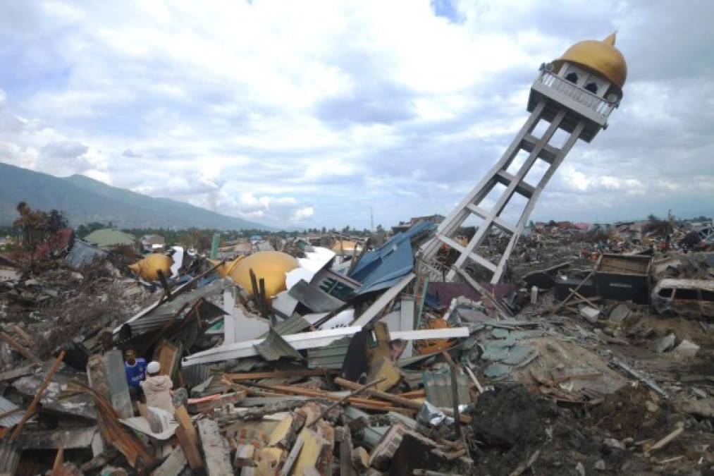 En Indonesia, cerca de 2,000 personas fallecieron en el terremoto y el posterior tsunami que arrasaron la isla indonesia de Célebes el pasado 28 de septiembre, según cifras oficiales divulgadas esta semana, aunque las autoridades locales prevén que el balance empeorará, ya que miles de habitantes siguen desaparecidos.