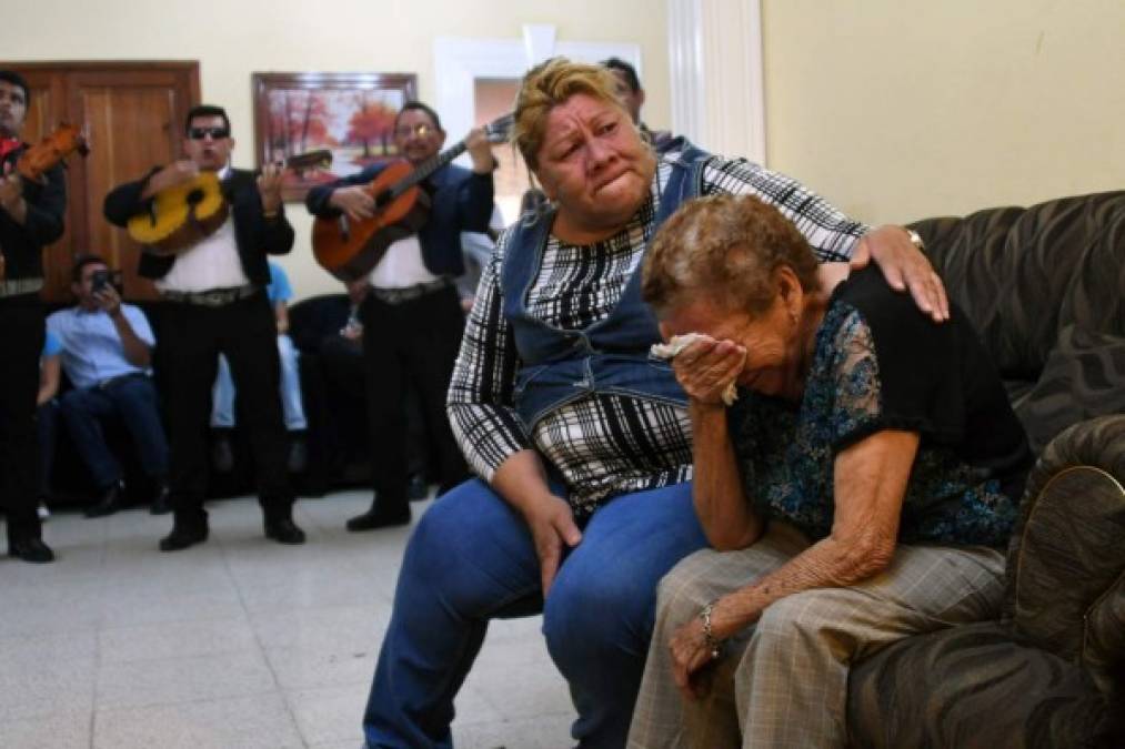 Rosa Romero, lloraba a su hijo Carlos Torres quien fue una de las víctimas en la estampida.