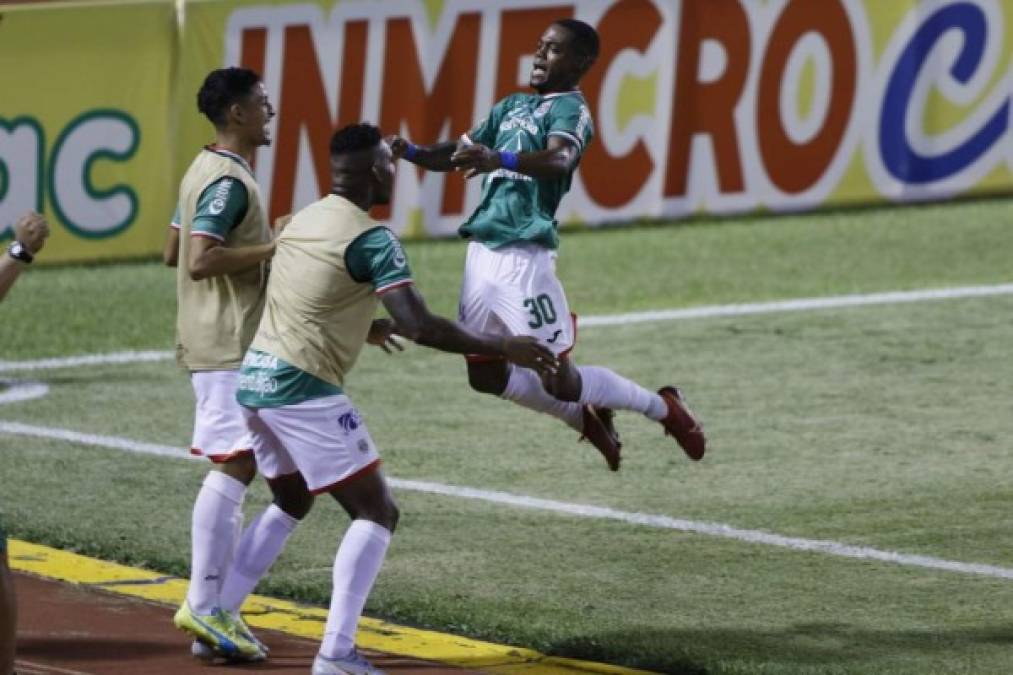 El tremendo salto de Edwin Solano para celebrar su gol que significó la remontada contra el Real España. Foto Neptalí Romero