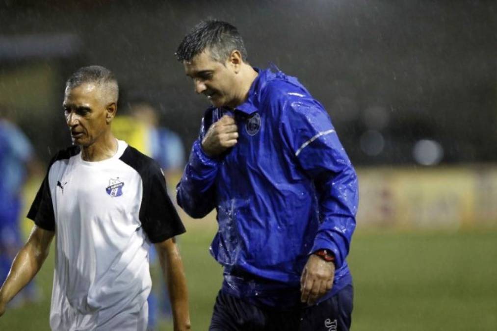 Diego Vázquez y Horacio Londoño tuvieron una charla al final del partido mientras caminaban al camerino.