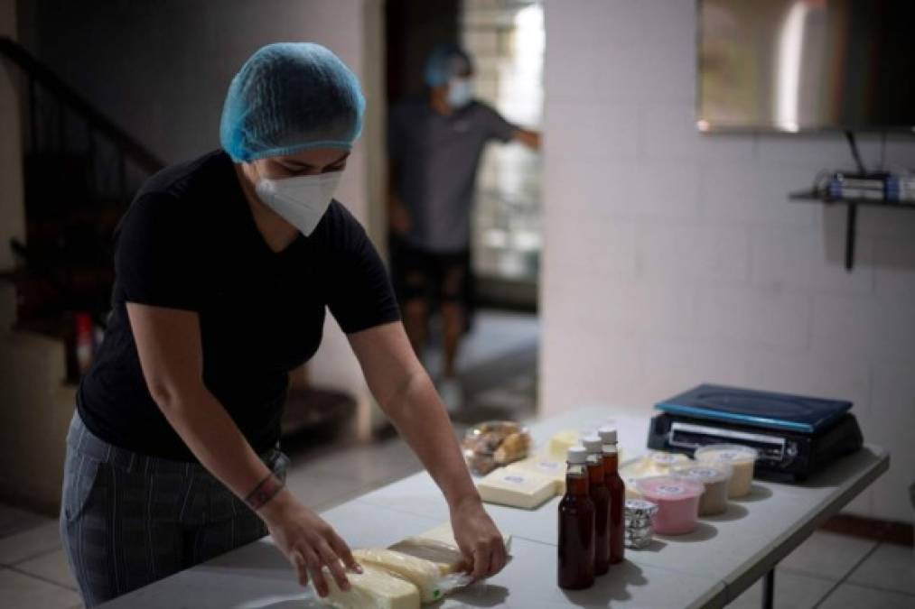 Para salir adelante, Aparicio creó junto a su esposa, Danella, un pequeño negocio para vender lácteos, miel y chocolate.