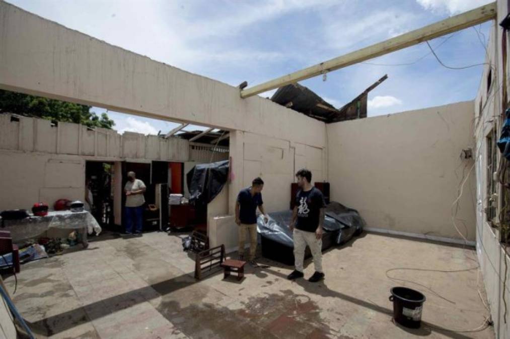 El funcionario afirmó que 108 familias quedaron literalmente sin techo como producto de los vientos del tornado, que alcanzaron los 100 kilómetros por hora.<br/>