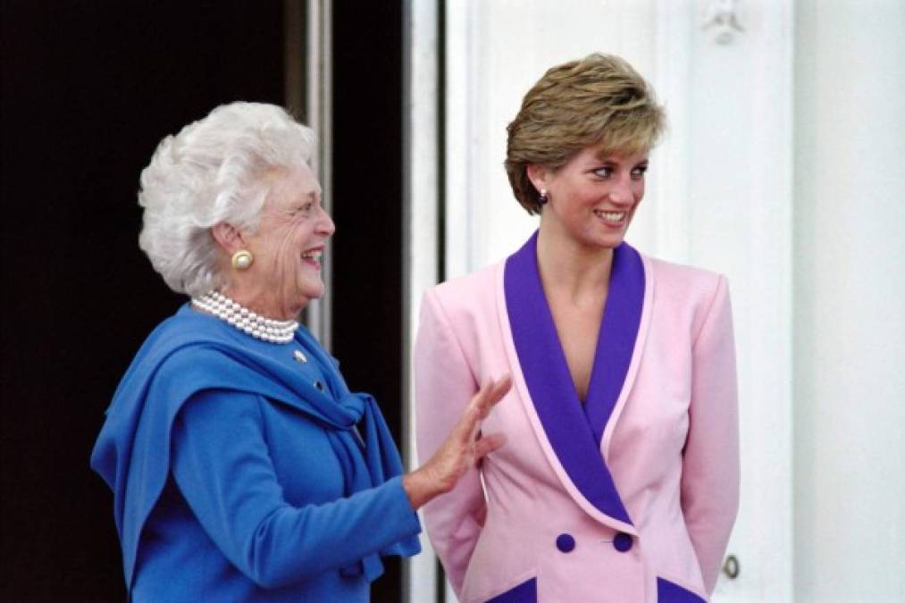Eligió no llevar guantes, como hacía y sigue haciendo su suegra, la reina Isabel II, 'porque le gustaba entablar contacto con la gente', explicó Lynn.