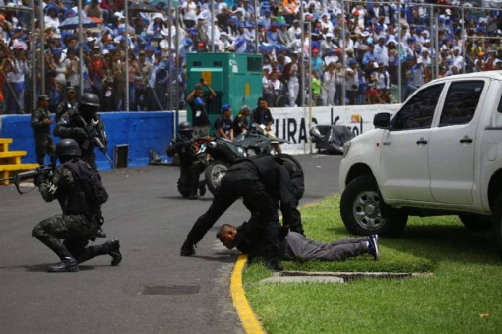 Un grupo de agentes muestran la neutralización que realizan contra los integrantes de los grupos delictivos de Honduras.