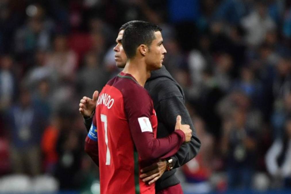 Portugal's forward Cristiano Ronaldo (L) and Portugal's defender Pepe after their defeat during the 2017 Confederations Cup semi-final football match between Portugal and Chile at the Kazan Arena in Kazan on June 28, 2017. / AFP PHOTO / Yuri CORTEZ
